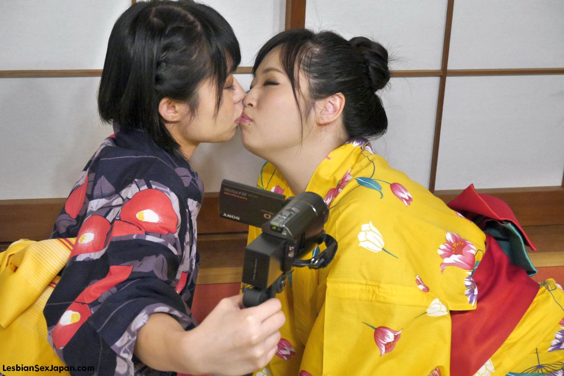 Japanese lesbians Mei and Tsubasa Make Lesbian Porn